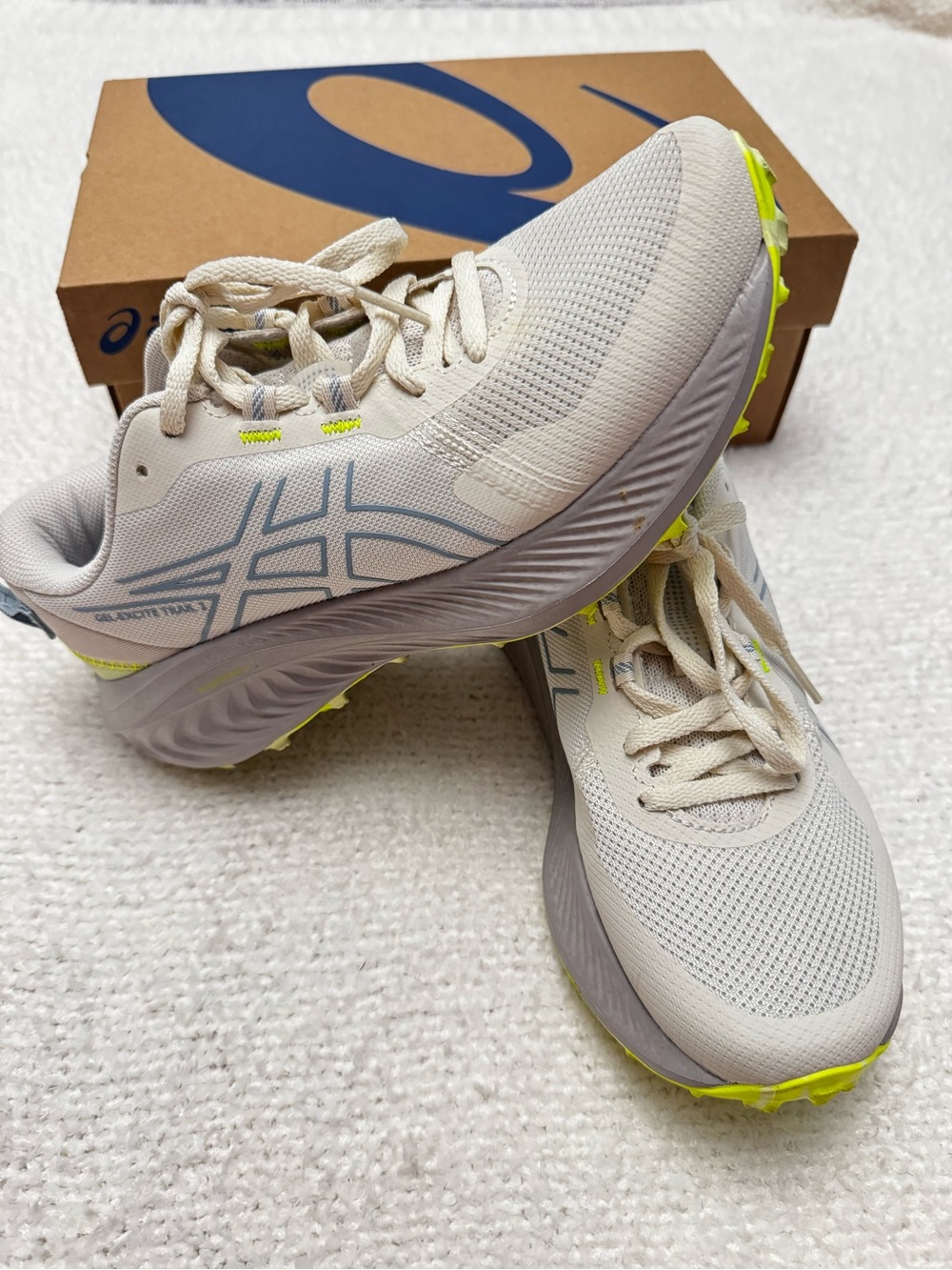 Asics Women Gel- Excite Trail 2 cream/grey/ neon yellow size 6 1/2